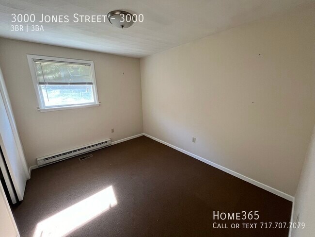 Building Photo - Spacious 3 bedroom, 2.5 bathroom house wit...