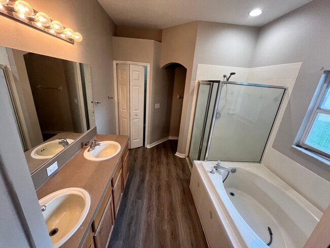 Building Photo - 811 Coade Stone Dr
