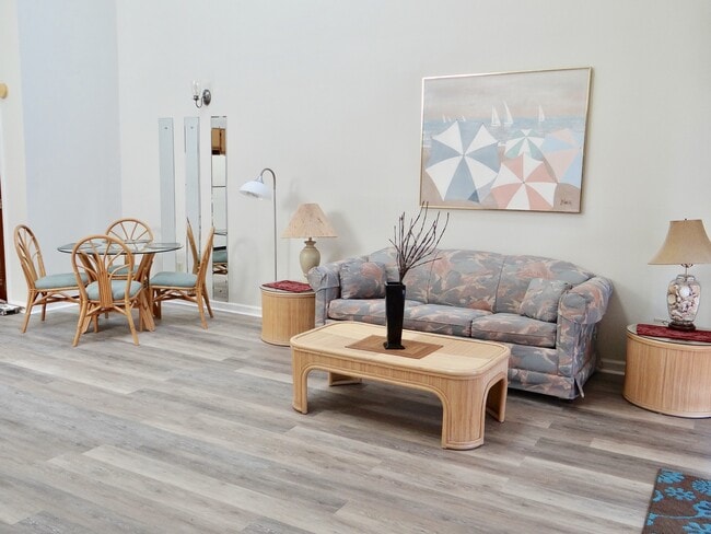 Building Photo - Large Efficiency Apartment with amenities in Surfside Beach