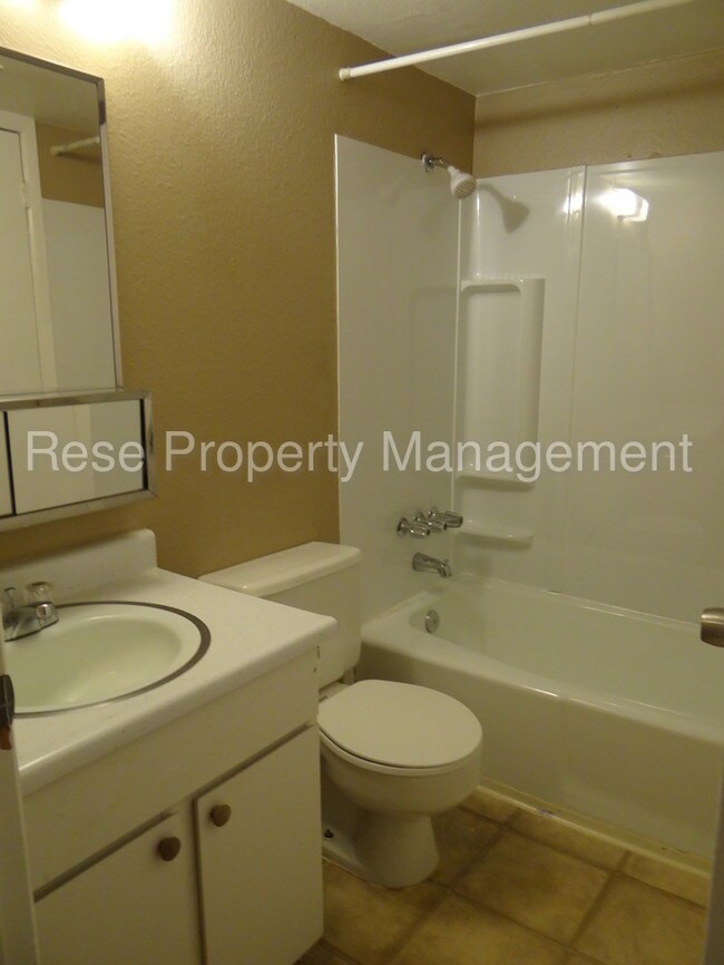 Building Photo - Spacious Apartment in Quiet Complex