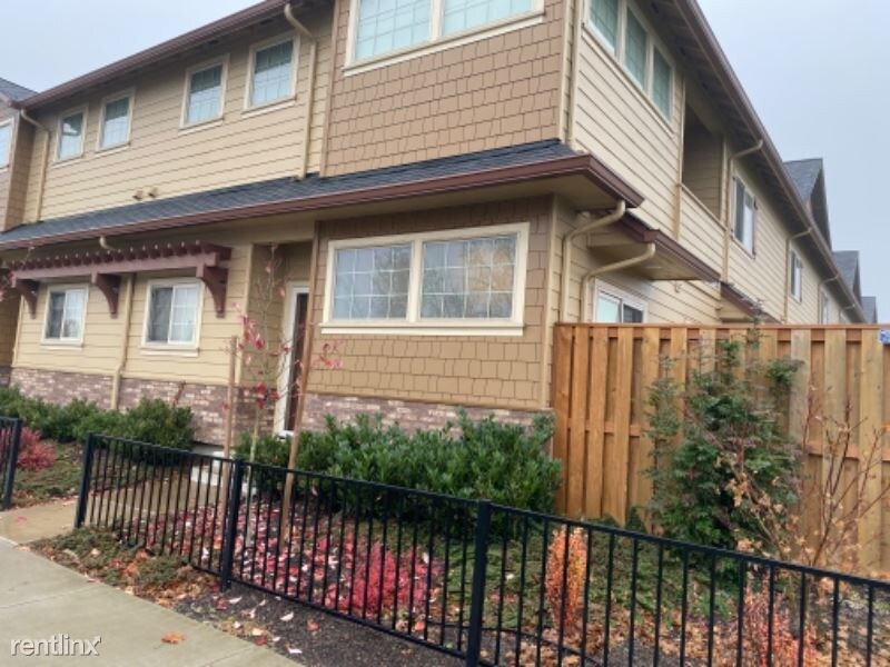 Primary Photo - 2 br, 2 bath Townhome - 953 NW Circle Blvd