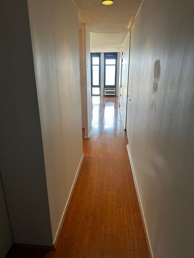 Building Photo - Sunny Studio with Lakeside Views