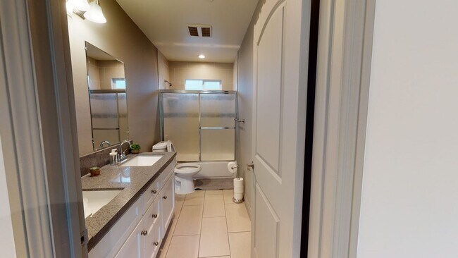 Foto del edificio - ROOM ONLY in 4-bed/3.0-bath Home