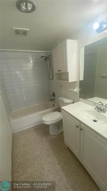Building Photo - 4170 Inverrary Dr