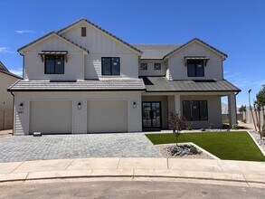 Building Photo - 2911 E Yavin Wy