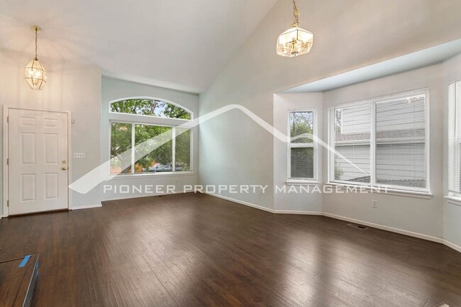 Building Photo - Beautiful Large Home with Central A/C and ...