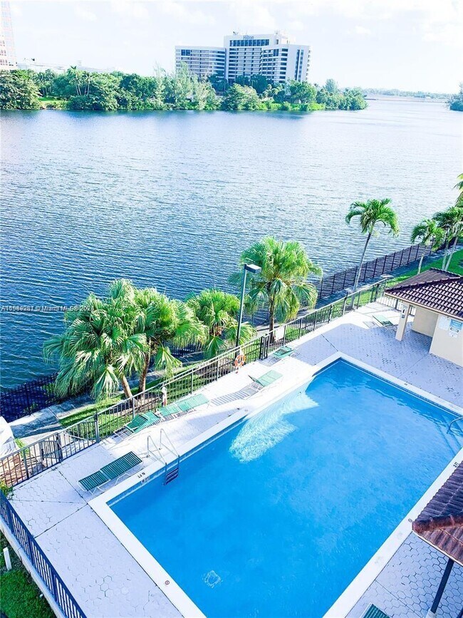Foto del edificio - 5249 NW 7th St