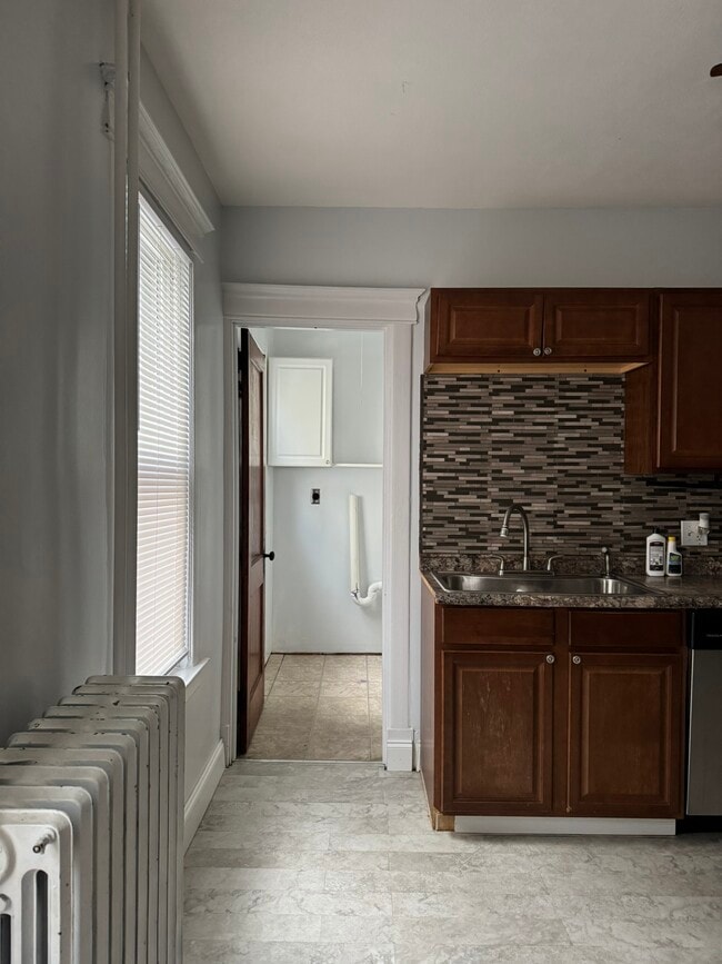 Building Photo - 37 Mountford St