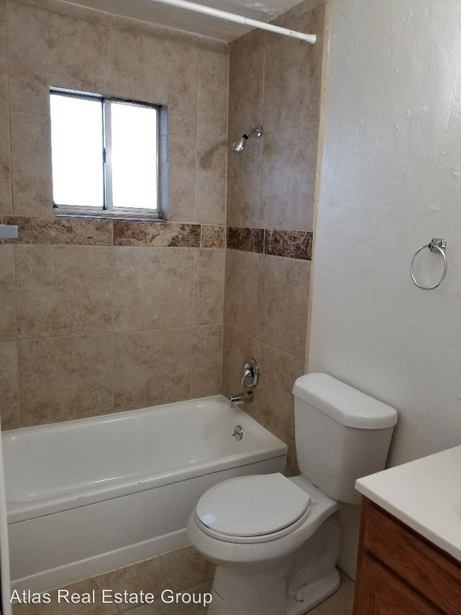Foto del edificio - 319 E Brookside St