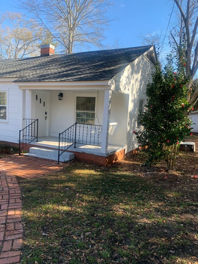 Building Photo - Beautiful Remodeled Cottage