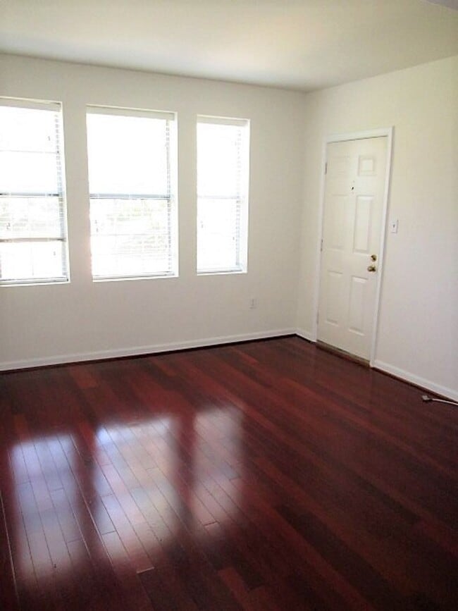 Building Photo - Charming 1 Bed 1 Bathr Condo In Much Sough...
