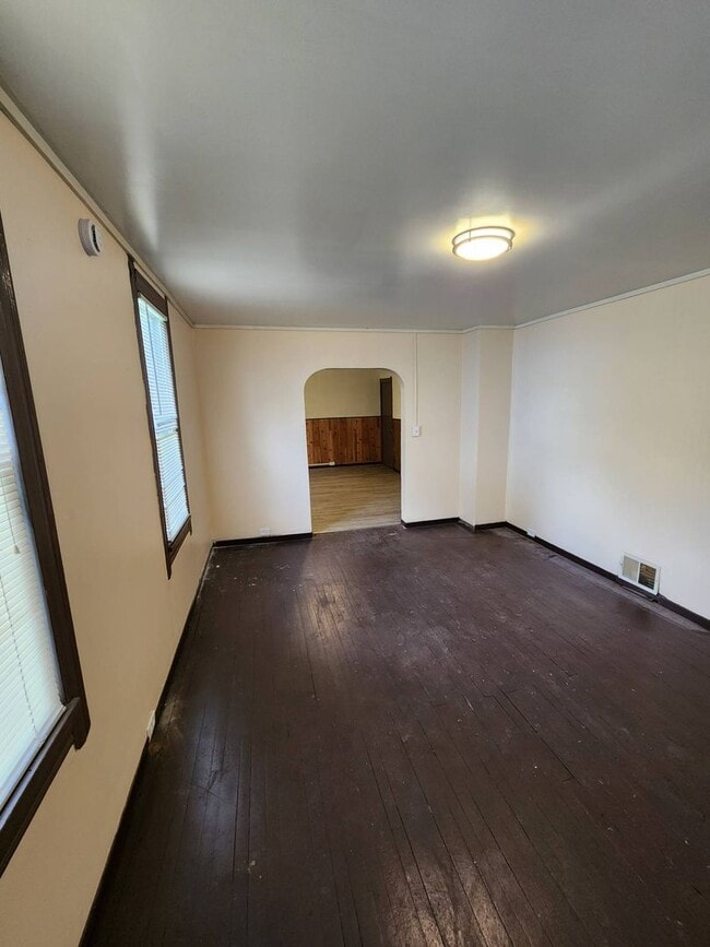Building Photo - Charming 3-Bedroom Unit in Prime Location