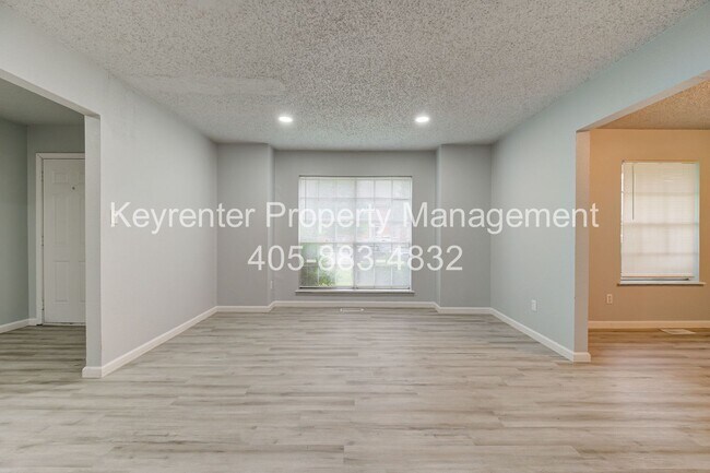 Foto del edificio - REMODELED 2 Bed 2 Bath 1 Mile West from Campus!