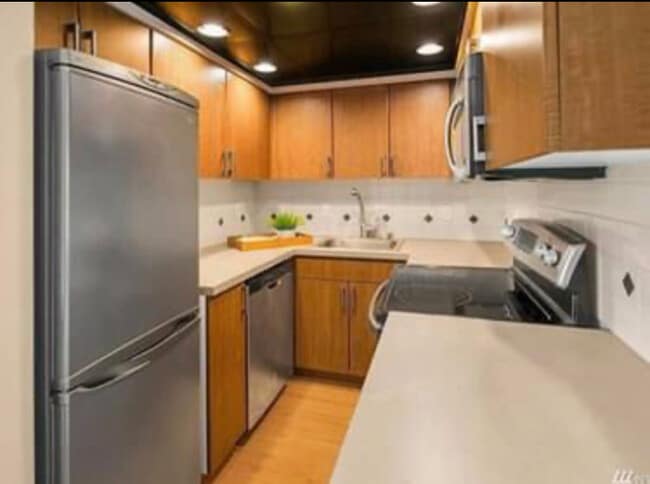 Full-sized kitchen with stainless steel appliances! - 905 Cherry St