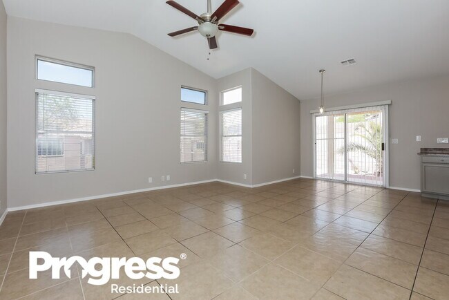 Foto del edificio - 6704 E Russell St