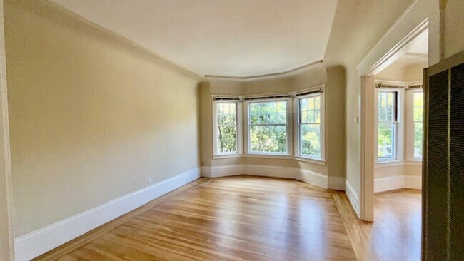 Foto del edificio - Bright Top-Floor Flat at the Edge of the P...