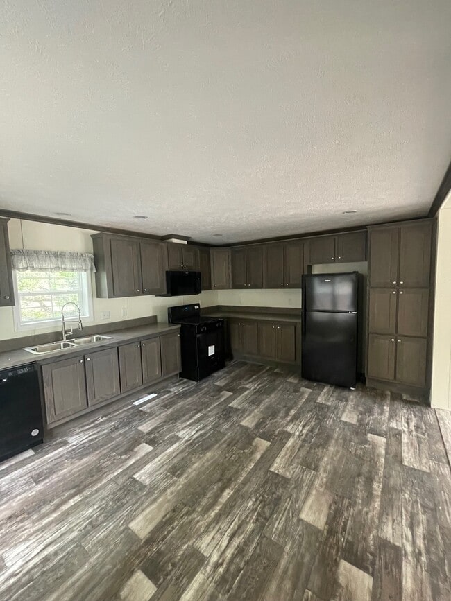 Building Photo - 7 Branette Ln