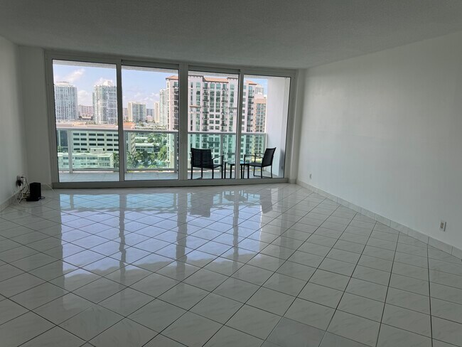 Foto del edificio - 100 Bayview Dr