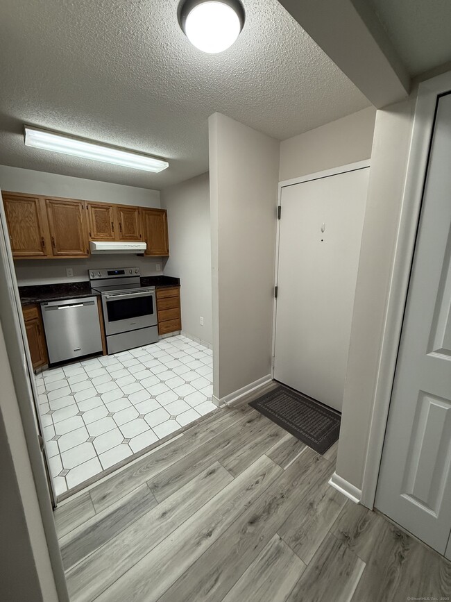 Building Photo - 402 Twin Circle Dr
