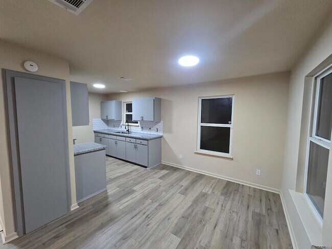 Foto del edificio - 9302 Chinn St