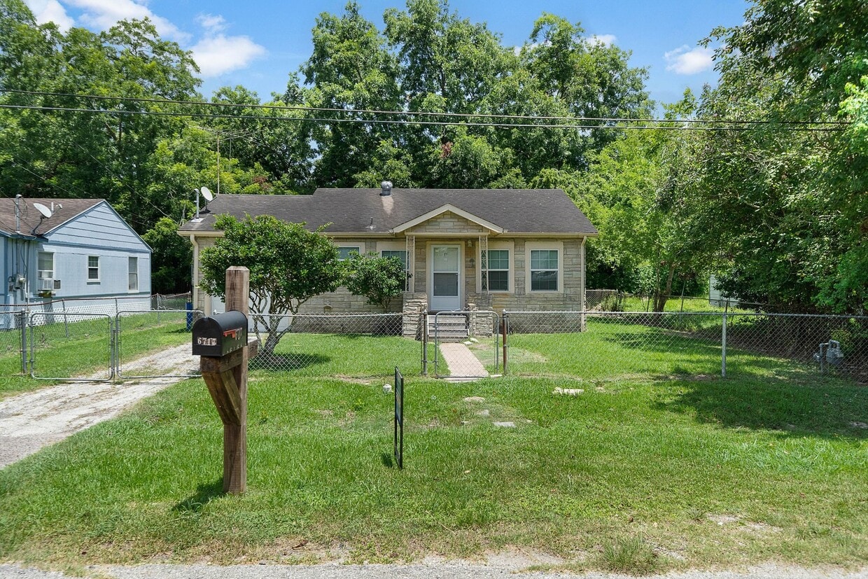 Lovely Brick 3 Bed/1 Bath Home w/ Large Covered Deck Back Porch w/ Fully-Fenced Yard - Lovely Brick 3 Bed/1 Bath Home w/ Large Covered Deck Back Porch w/ Fully-Fenced Yard
