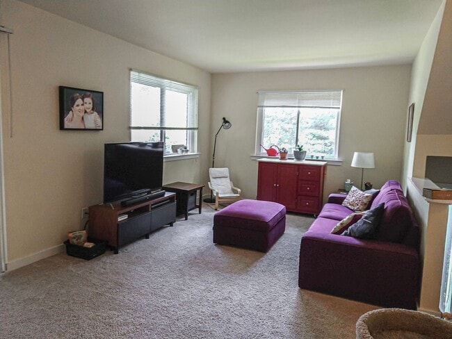 Foto del edificio - Spacious 4 Bedroom 3.5 Bathroom End Unit T...