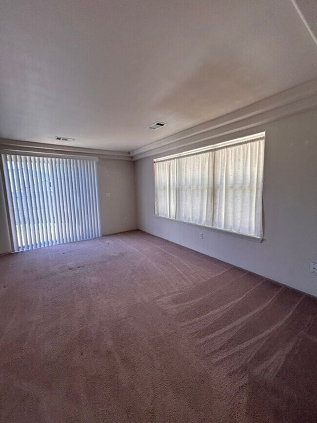 Foto del edificio - 3 Bedroom 2 Bath Home with a 2 Car Attached Garages