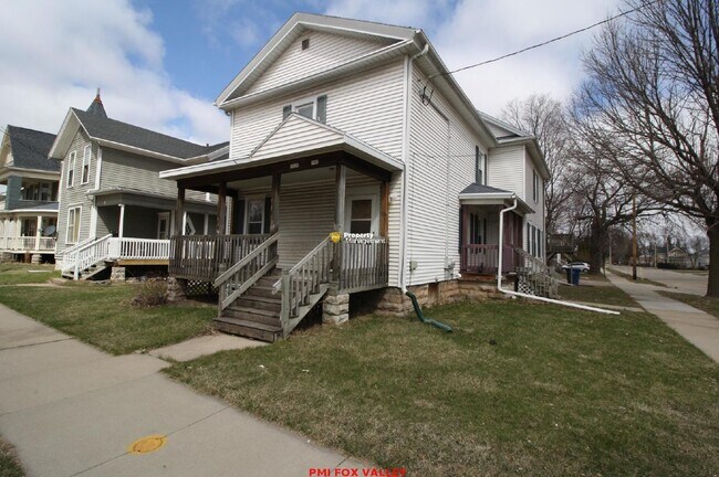 Building Photo - Large refurbished 3 Bedroom Upper