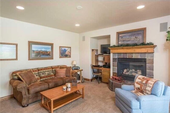 Building Photo - 1056 W Lime Canyon Rd