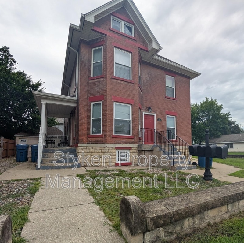 Primary Photo - 325 W Station St