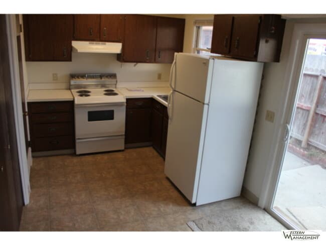 Building Photo - Pet Friendly Unit