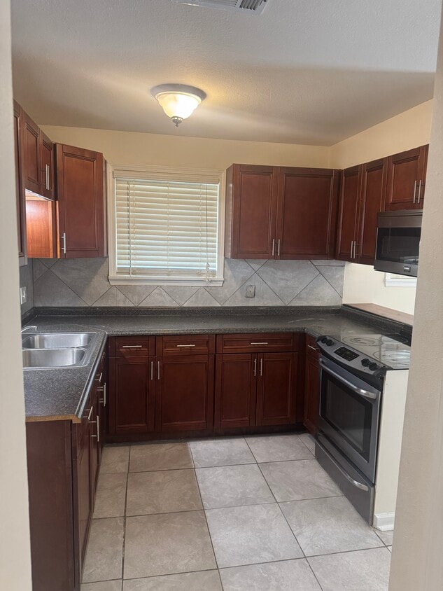 Building Photo - 5246 Bryant Dr