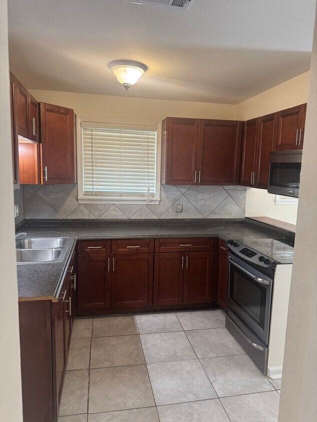 Foto del edificio - 5246 Bryant Dr