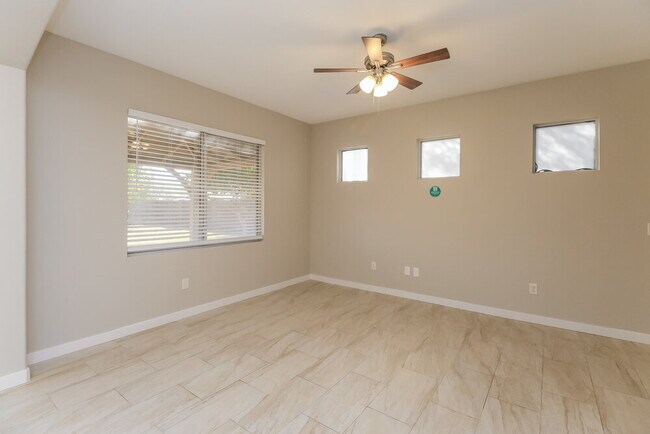 Building Photo - 2959 S Del Rancho Cir