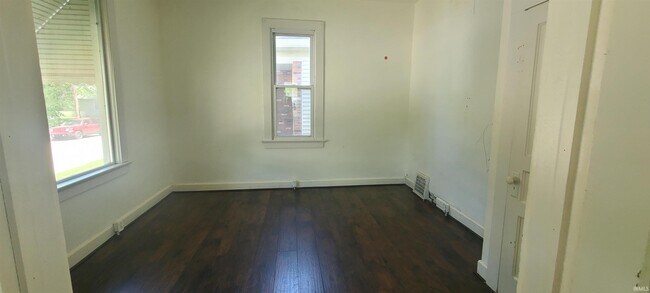 Building Photo - 516 S Bedford Ave