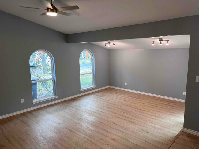 Building Photo - 2604 Creekview Dr