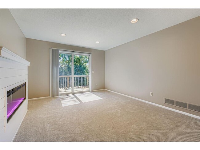 Building Photo - 5525 Lindsay St