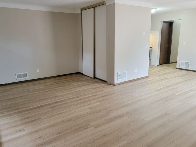 Building Photo - 735 3rd St