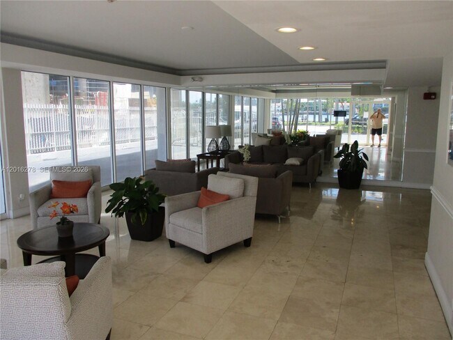 Building Photo - 5313 Collins Ave