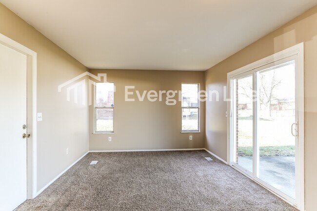 Building Photo - 868 Liverpool Pl