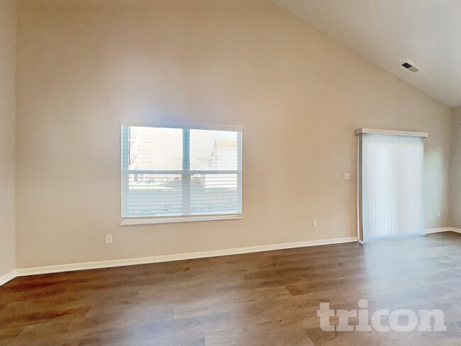 Building Photo - 6646 Laurelwood Dr