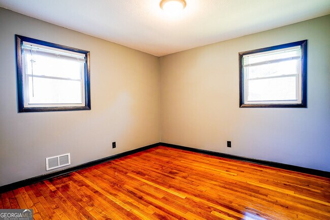 Foto del edificio - 2877 Whispering Hills Dr