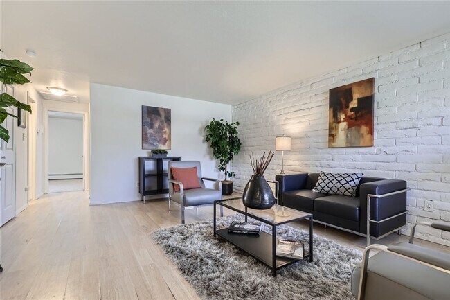 Foto del edificio - 2 Bedroom 1 Bathroom Condo in Cherry Creek!