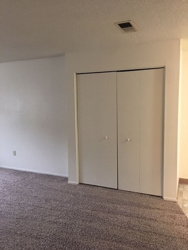 1868 Conifer Way Unit 3, Redding, CA 96002 Room for Rent in Redding