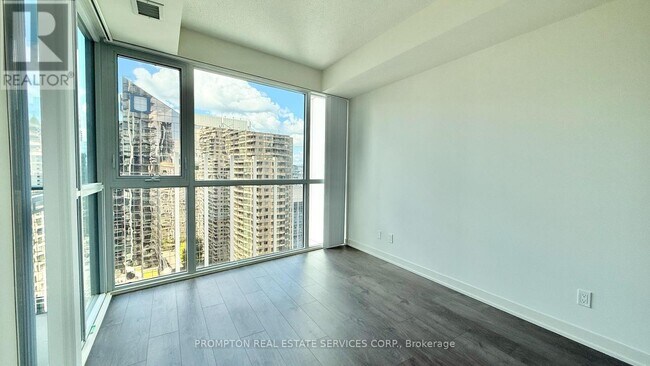 Photo du bâtiment - 4955 Yonge St