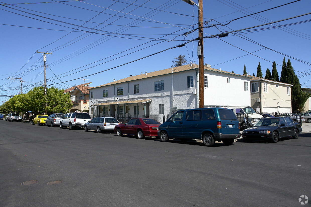 Primary Photo - 519 Hilton St