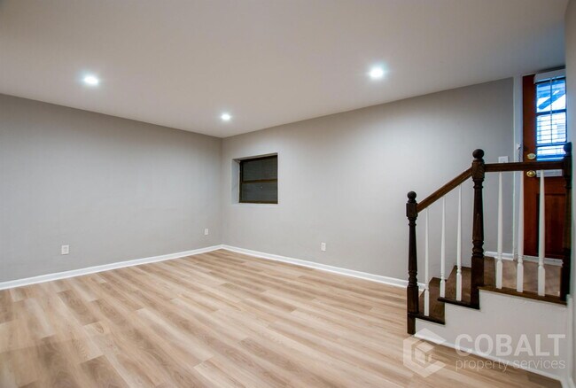 Foto del edificio - 886 St Charles Ave NE