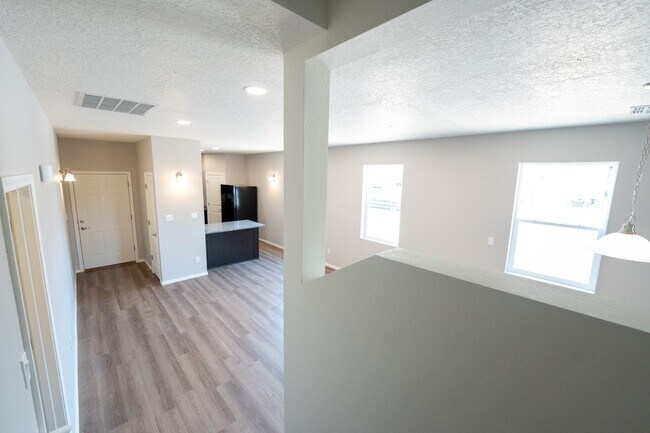 Foto del edificio - 4bd/3ba Townhome Available for Immediate M...
