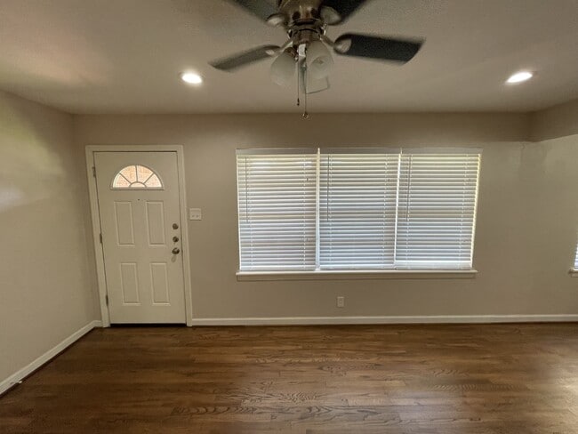 Building Photo - 1605 White Way Dr