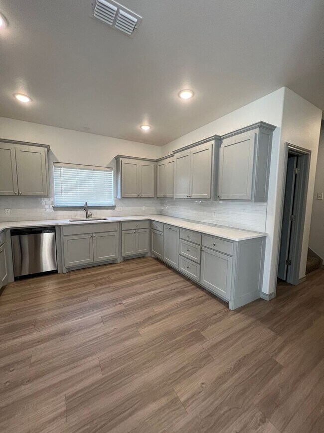 Foto del edificio - Gorgeous 2-Story 4 Bedroom Home Near Vinta...